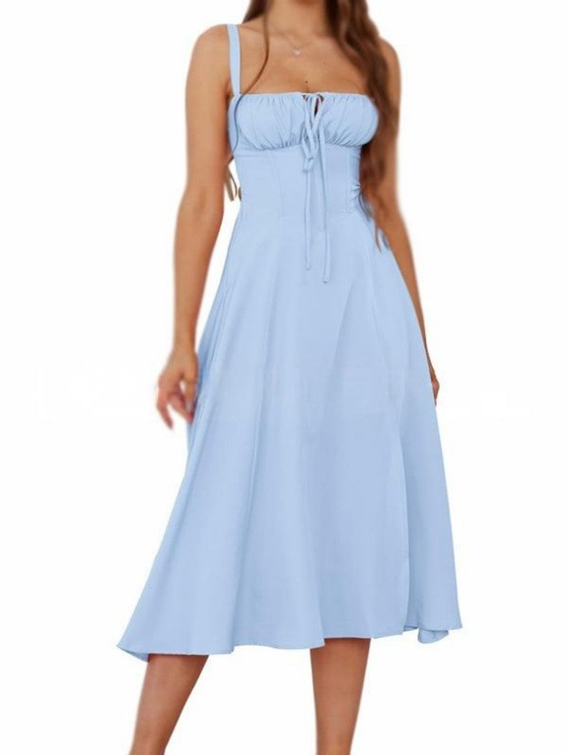 Vienkrāsaina kleita ar auklām un šņorēm