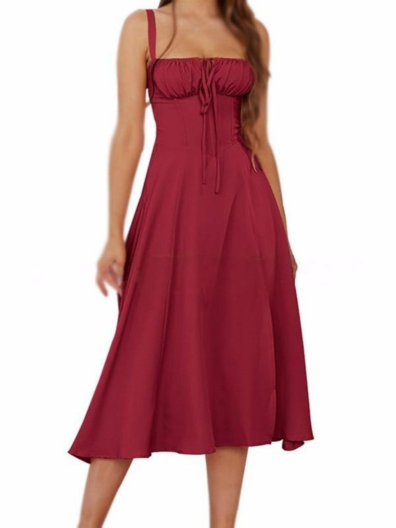 Vienkrāsaina kleita ar auklām un šņorēm