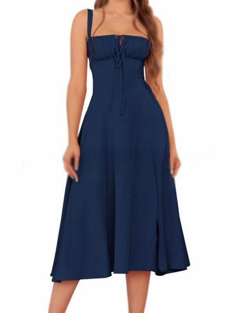 Vienkrāsaina kleita ar auklām un šņorēm