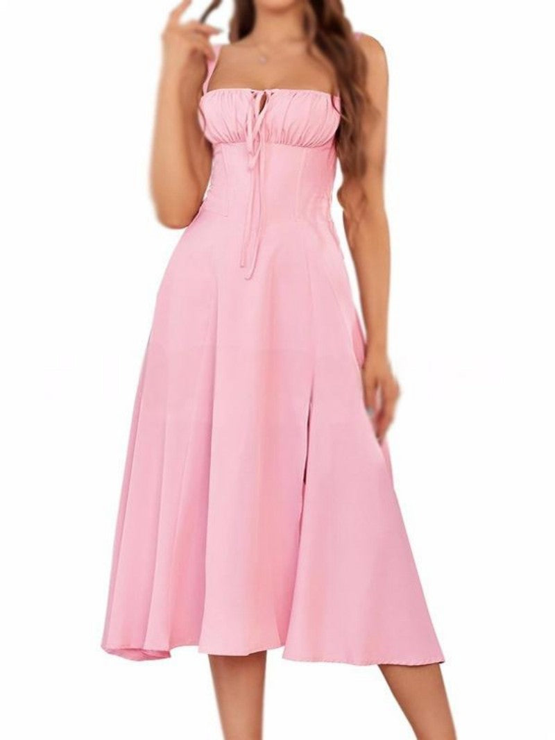 Vienkrāsaina kleita ar auklām un šņorēm