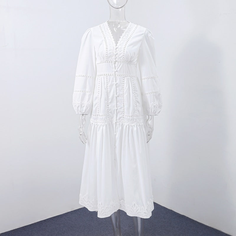 Mežģīņu kleita ar izgriezumu jostasvietā