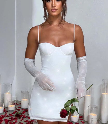 Īsa kleita ar šķēlumu un lencītēm