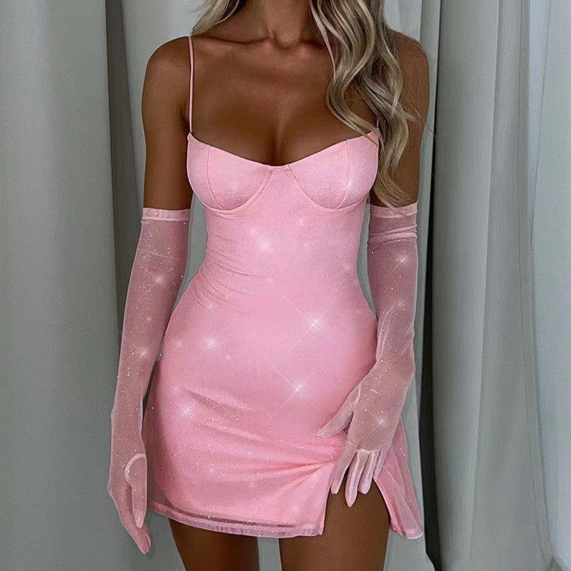 Īsa kleita ar šķēlumu un lencītēm