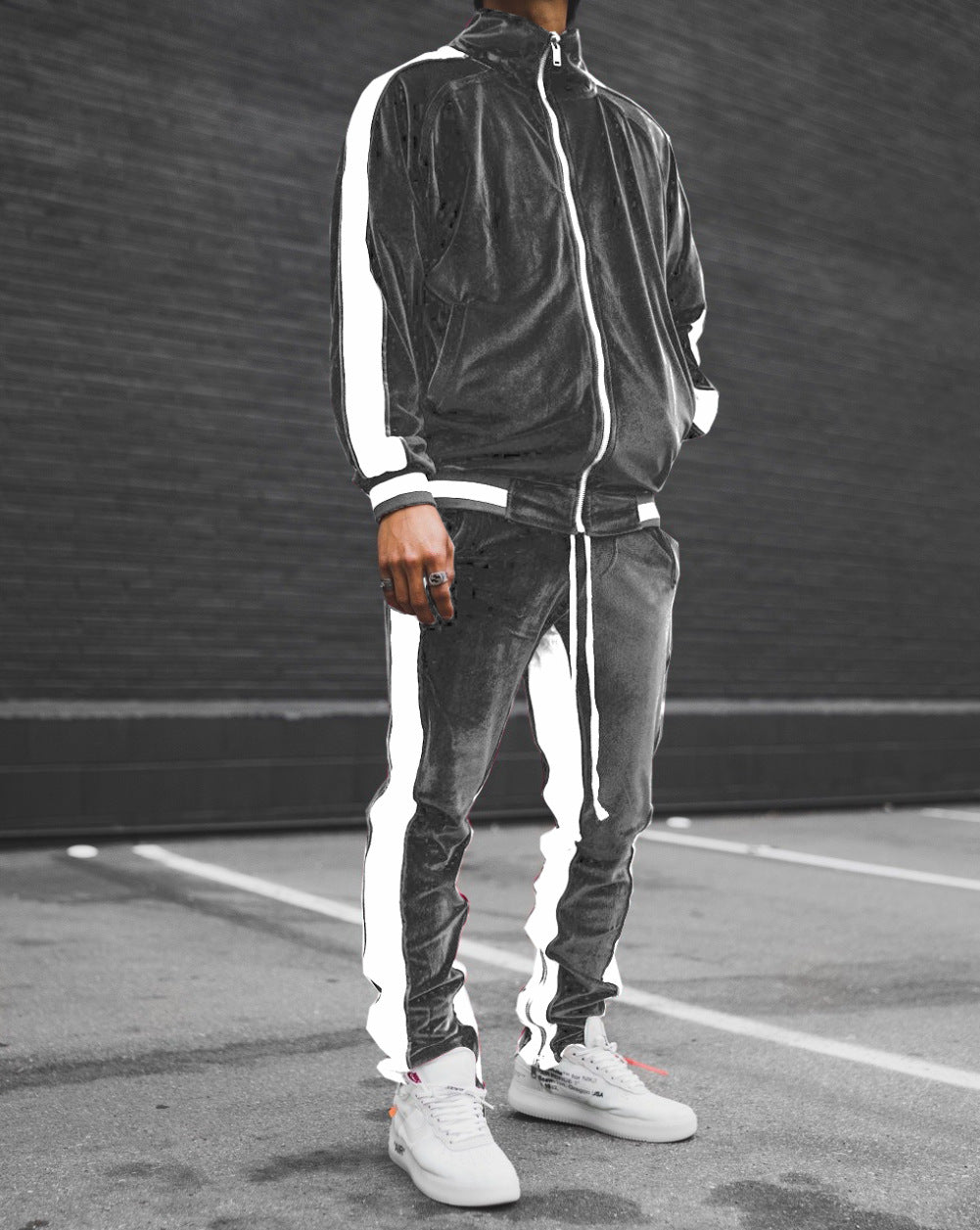 Kontrastains zelta samta vīriešu uzvalks 