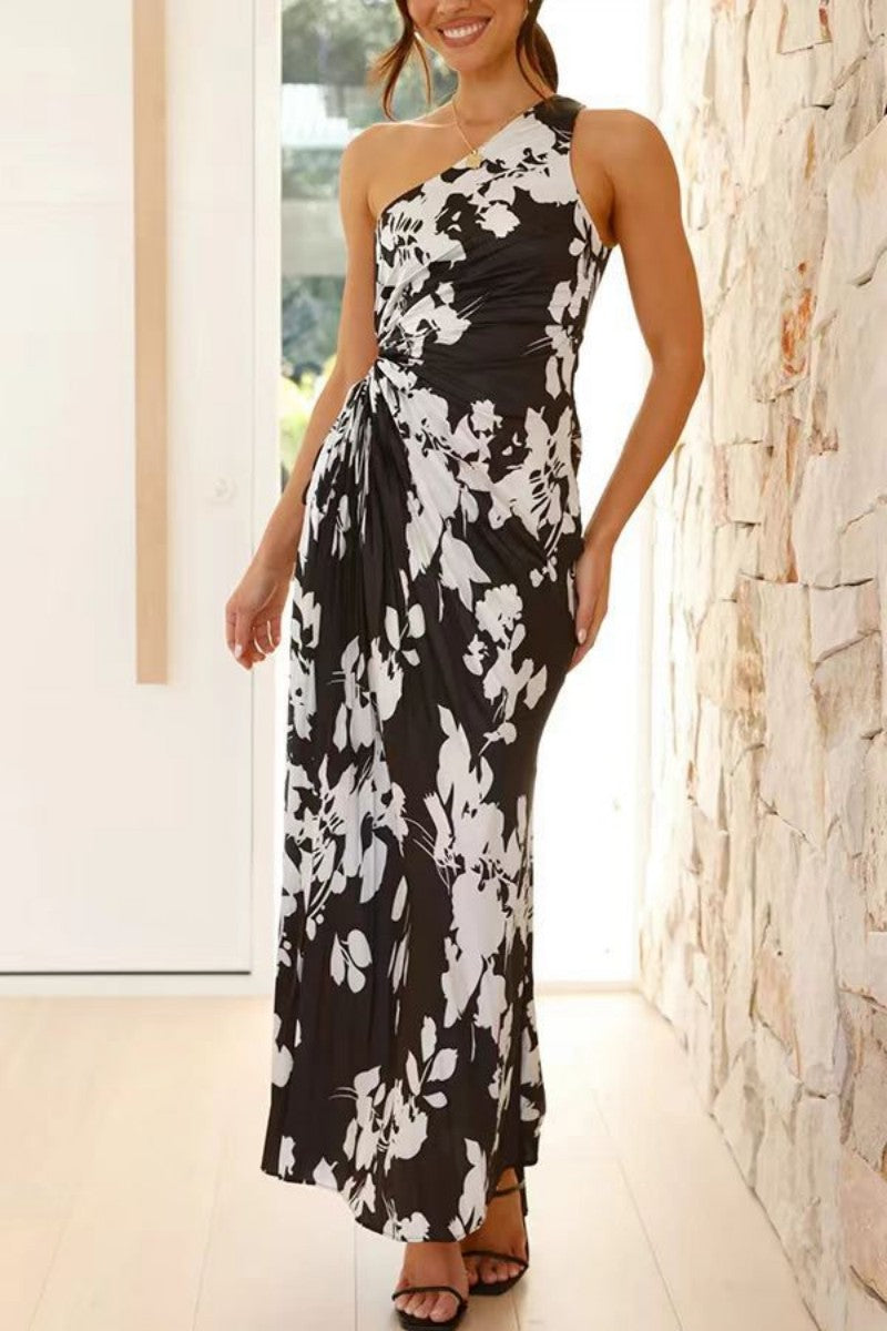 Kleita ar vienu plecu, slīpu kakla izgriezumu un krokotām malām 