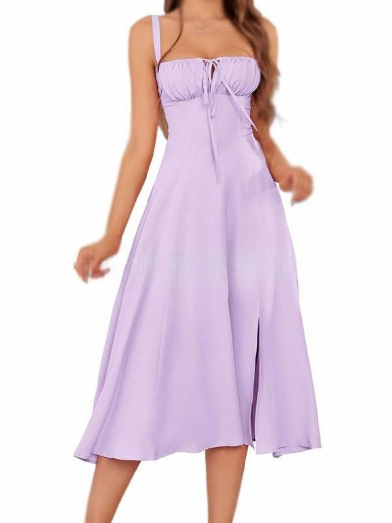 Vienkrāsaina kleita ar auklām un šņorēm 