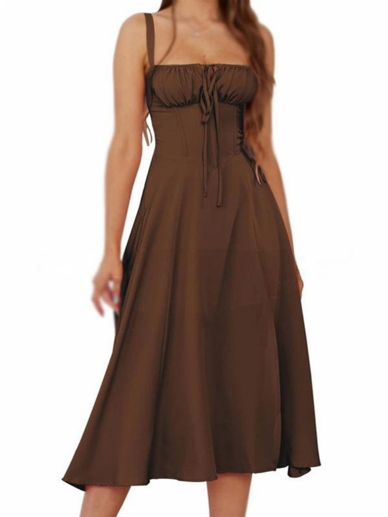 Vienkrāsaina kleita ar auklām un šņorēm 