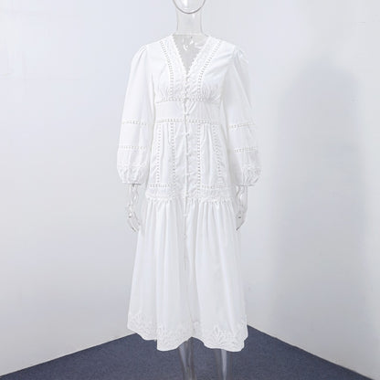 Mežģīņu kleita ar izgriezumu jostasvietā 