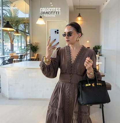 Mežģīņu kleita ar izgriezumu jostasvietā 