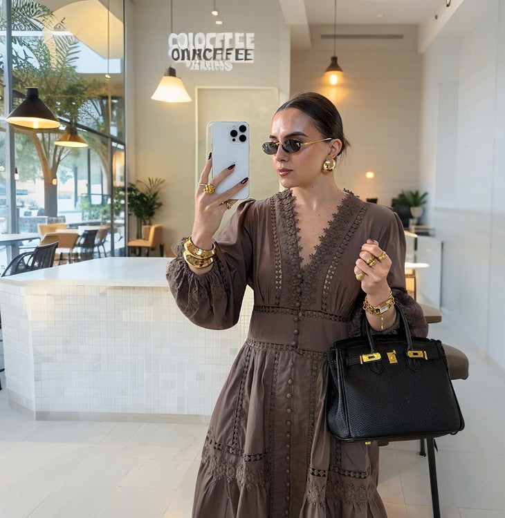 Mežģīņu kleita ar izgriezumu jostasvietā 